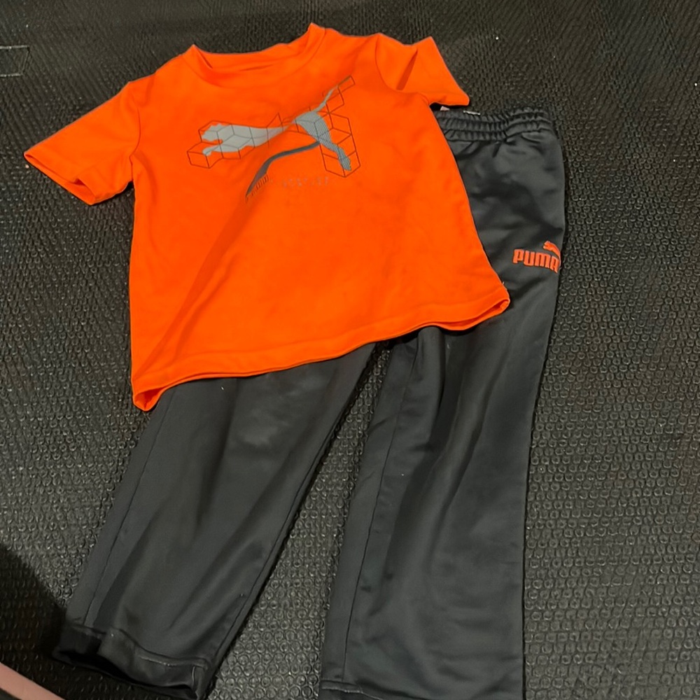 Puma boys sweat pants and 2 T-shirts set size 4t